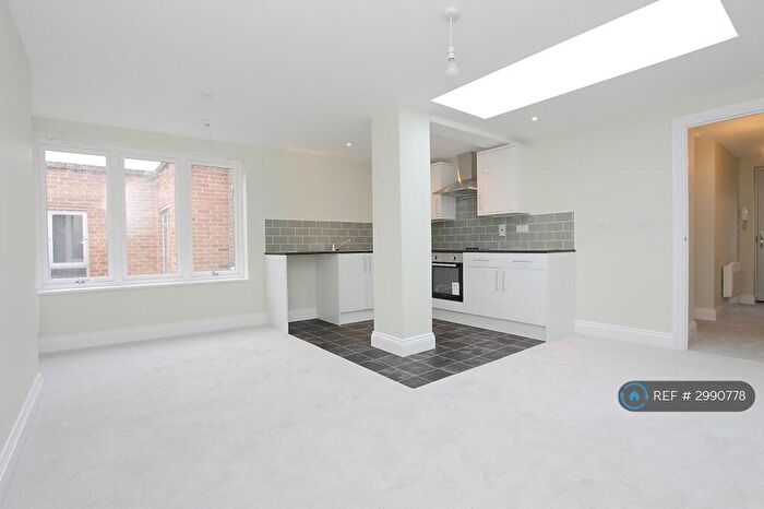 2 Bedroom Flat To Rent In High Street, Andover, SP10