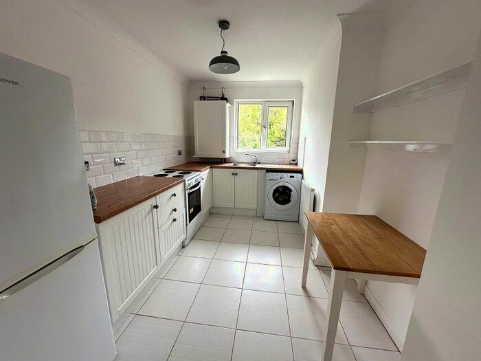 2 Bedroom Flat To Rent In Lynmouth Crescent, Rumney, Cardiff., CF3