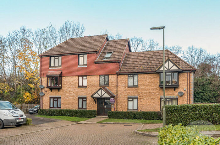 1 Bedroom Apartment For Sale In Dairymans Walk, Guildford, Surrey, GU4