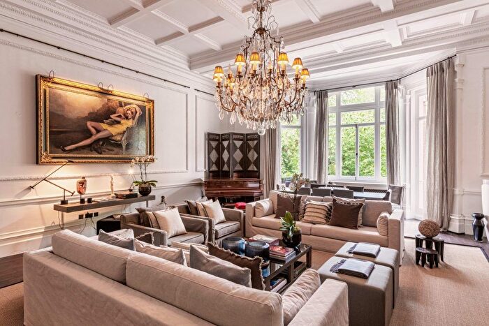 3 Bedroom Flat To Rent In Cadogan Square, Knightsbridge, SW1X