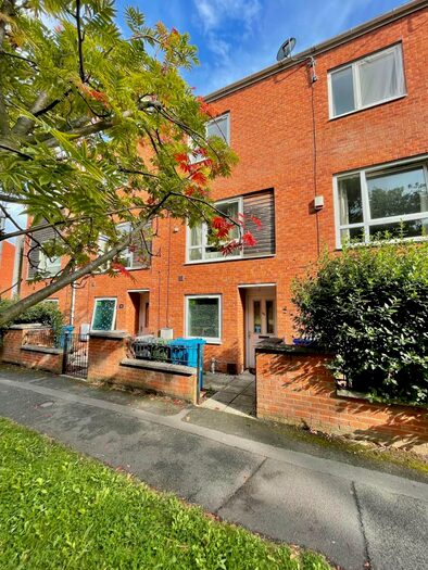 4 Bedroom Town House To Rent In Lauderdale Crescent, Manchester, M13