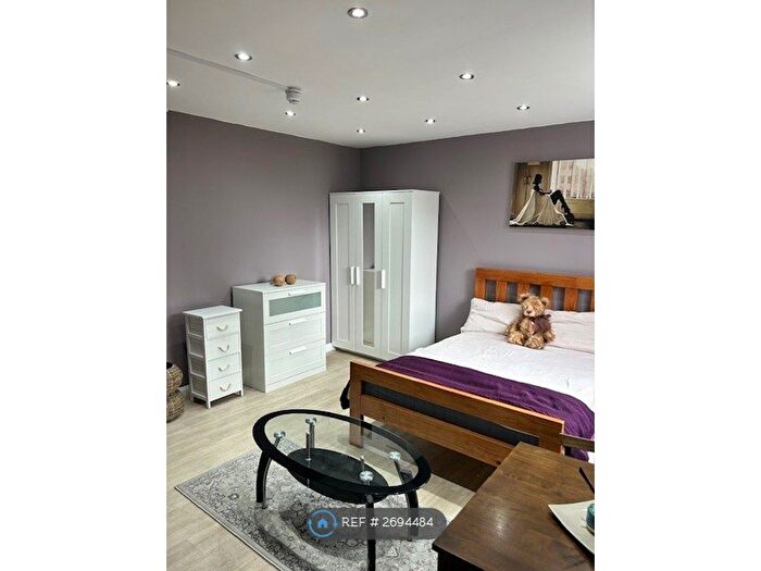 Studio To Rent In Highfield Avenue, London, NW11