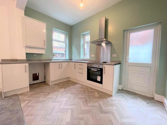 2 Bedroom Flat To Rent In Hartshill Road, Hartshill, Stoke-On-Trent, Staffordshire, ST4