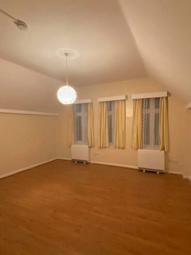 Studio To Rent In Kilburn, London, NW6