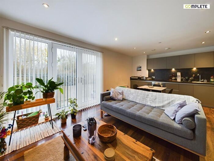 2 Bedroom Apartment For Sale In Rivergate House (block A), Wilburn Basin, Salford, M5