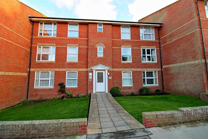 2 Bedroom Flat For Sale In The Causeway, Seaford, BN25