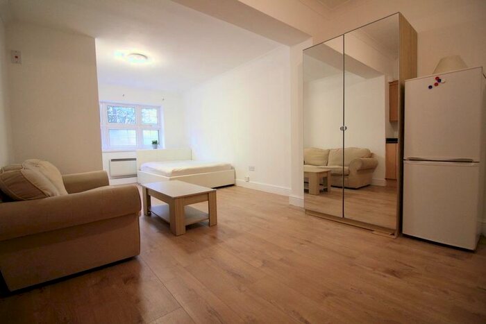 Studio To Rent In Chertsey Bridge Road, Chertsey, KT16