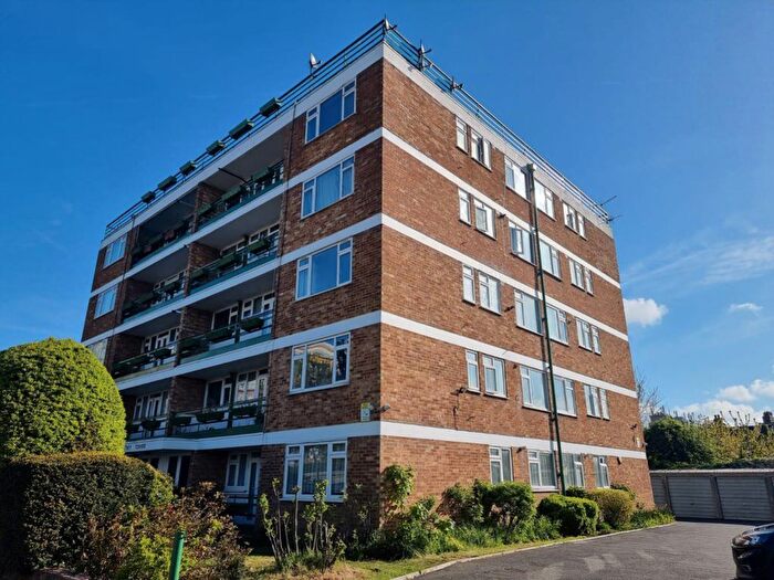2 Bedroom Flat To Rent In Glebelands Avenue, Ilford, IG2