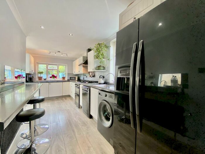 3 Bedroom House To Rent In Botley Road, Southampton, SO19