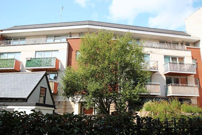 2 Bedroom Flat For Sale In The Oaks Square, Epsom, KT19