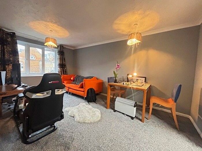 2 Bedroom Flat To Rent In Anglian Close, Watford, WD24