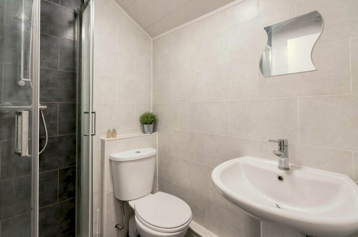 4 Bedroom Flat To Rent In North Lane, Leeds, LS6