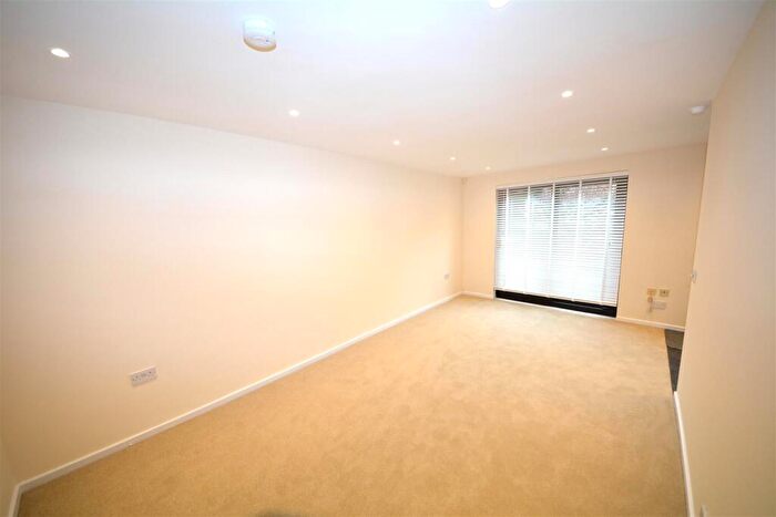 1 Bedroom Apartment For Sale In Stokes Court, East Finchley, N2