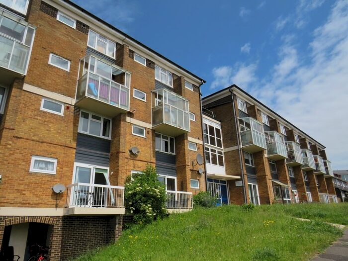 2 Bedroom Flat To Rent In Chatham Close, Salisbury, SP1