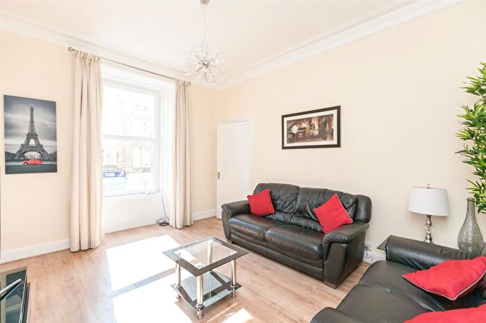 4 Bedroom Flat To Rent In Brougham Street, Edinburgh, EH3