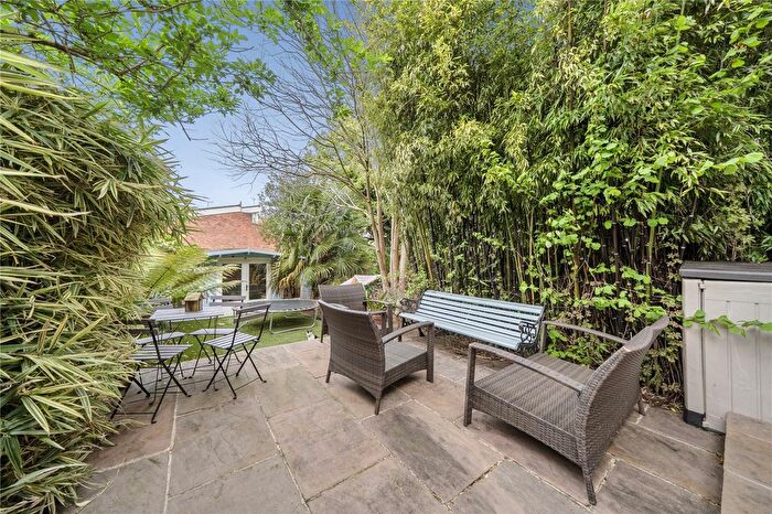 2 Bedroom Flat For Sale In Hillfield Avenue, London, N8