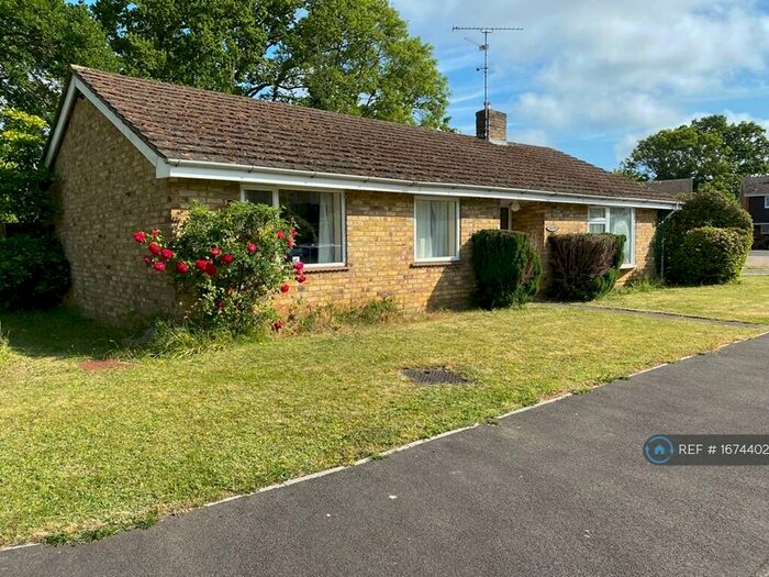 3 Bedroom Bungalow To Rent In Autumn Close, Emmer Green, Reading, RG4