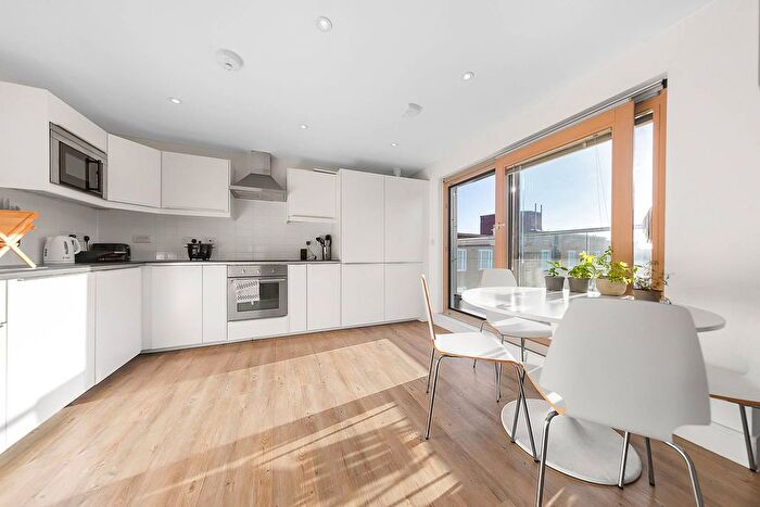 2 Bedroom Flat To Rent In Triangle Place, Clapham, London, SW4