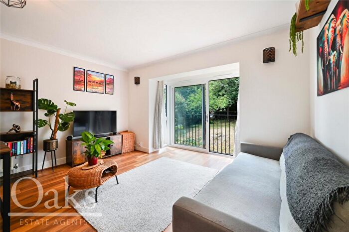 2 Bedroom Apartment For Sale In Tummons Gardens, South Norwood, SE25