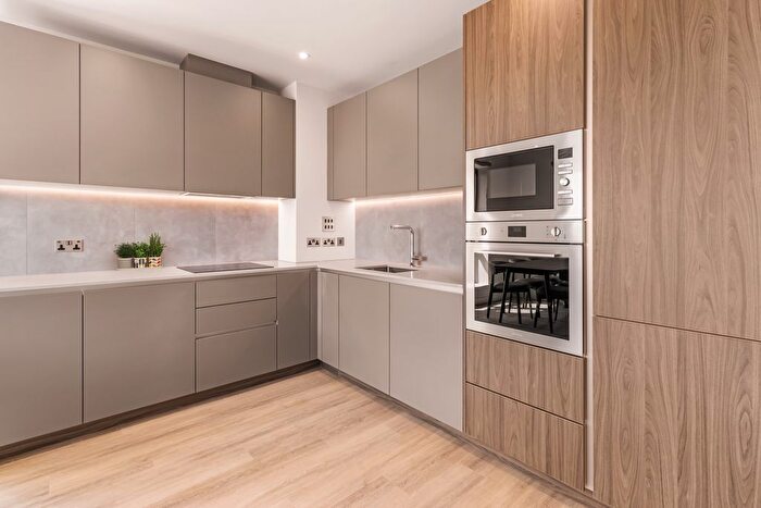 3 Bedroom Flat To Rent In Greenford, UB6