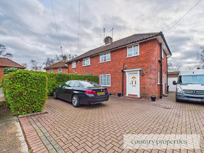3 Bedroom Semi-Detached House For Sale In Broadfield Place, Welwyn Garden City, AL8