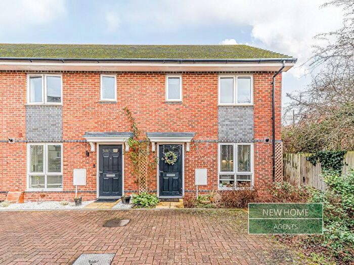 3 Bedroom End Terrace House For Sale In Fullbrook Avenue, Reading, RG7