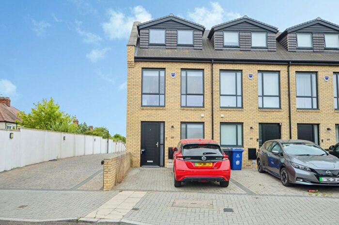 4 Bedroom End Terrace House To Rent In Bacon Lane, Edgware, HA8