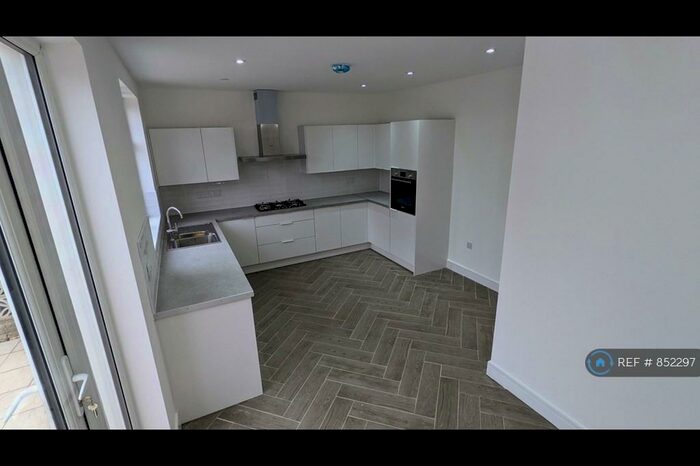 3 Bedroom Semi-Detached House To Rent In Danehurst Gardens, Ilford, IG4