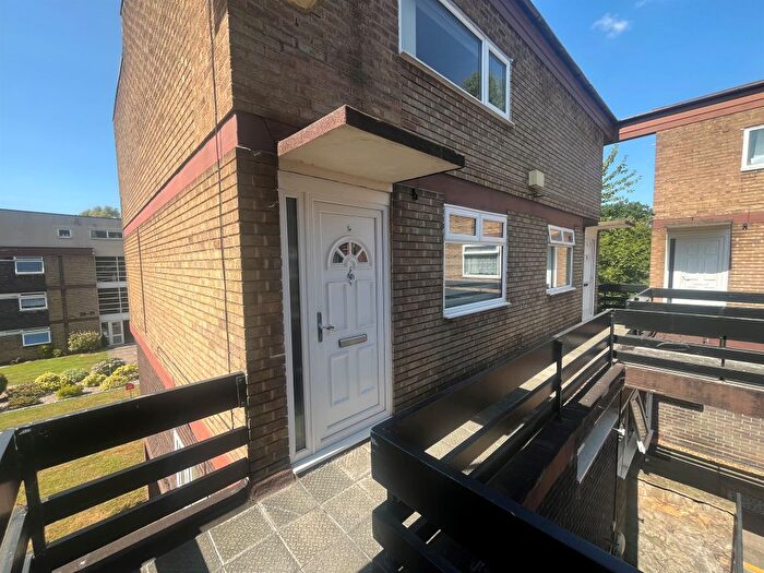 2 Bedroom Maisonette For Sale In Wolverhampton Road, Oldbury, B68