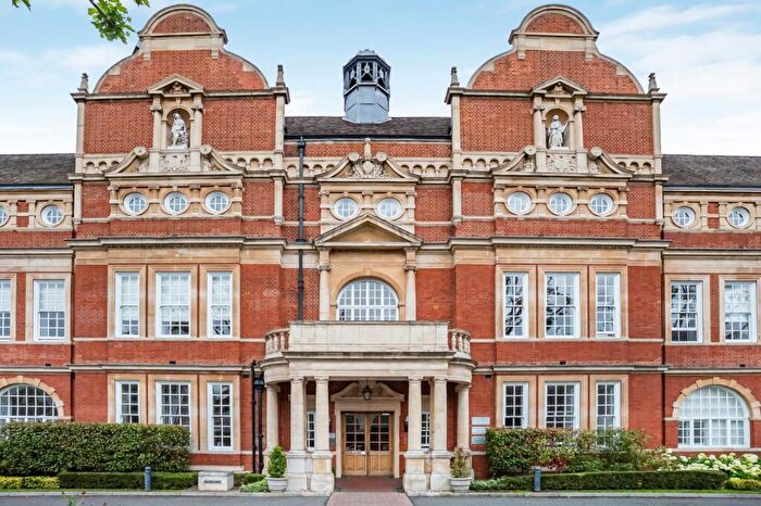 Flat To Rent In Battersea Park Road, London, SW11