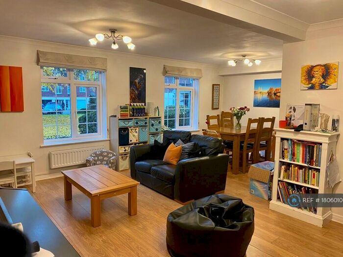 2 Bedroom Flat To Rent In Hillcrest, Weybridge, KT13