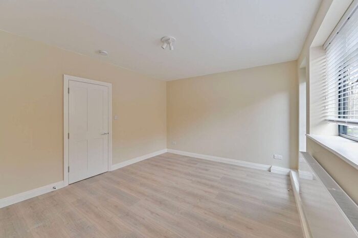 4 Bedroom Flat To Rent In Burden House, Vauxhall, London, SW8