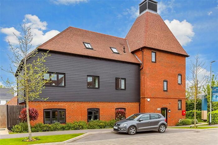 2 Bedroom Flat For Sale In Ramsay Drive, Paddock Wood, Kent, TN12