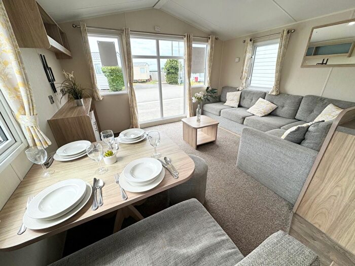 3 Bedroom Mobile/park Home For Sale In Hook Lane, Warsash, Southampton, SO31