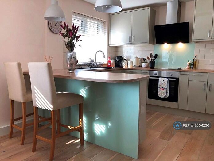 2 Bedroom Flat To Rent In Middlefields, Croydon, CR0