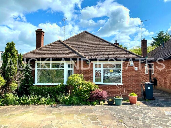 2 Bedroom Detached Bungalow To Rent In Elmfield Road, Potters Bar, EN6