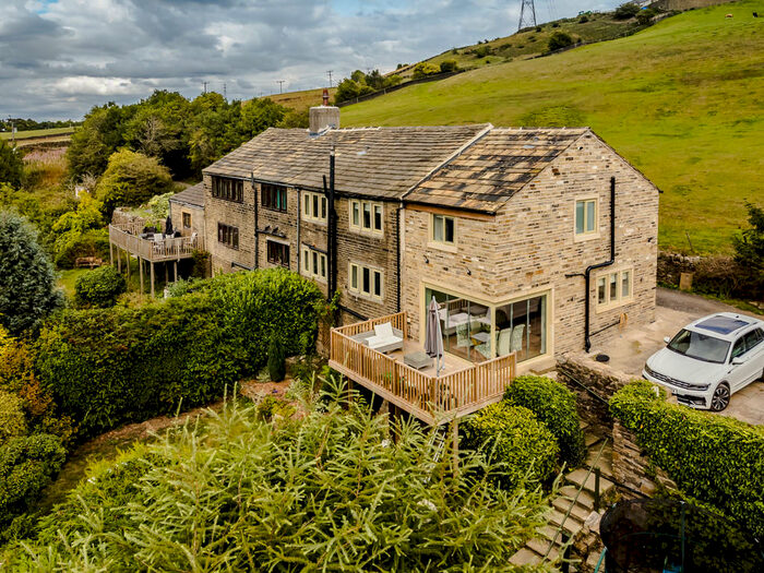 4 Bedroom Barn Conversion To Rent In Huddersfield, HD3
