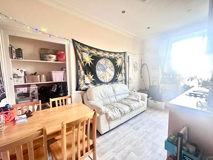 2 Bedroom Apartment To Rent In Woodland Terrace Flat, PL4