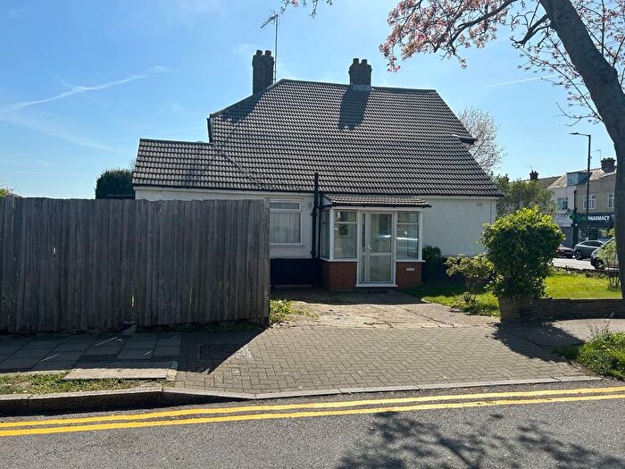 4 Bedroom Semi Detached House To Rent In Kenton Lane, Harrow, HA3