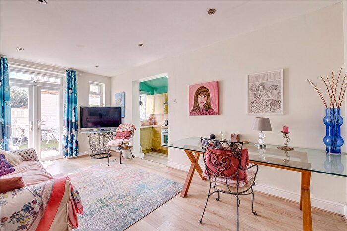 2 Bedroom Flat For Sale In Crabtree Lane, London, SW6