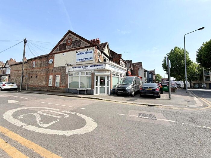 2 Bedroom Apartment For Sale In Chingford Mount Road, London, E4