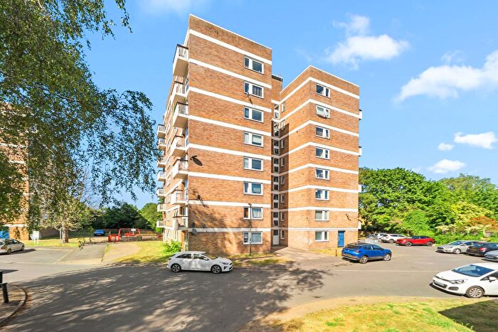 2 Bedroom Flat To Rent In Vicarage Fields, Walton-On-Thames, KT12