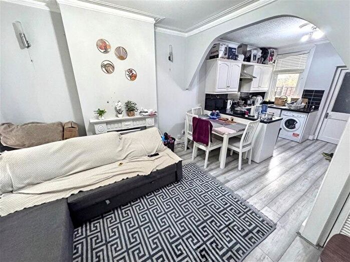 2 Bedroom House To Rent In Pond Road, Stratford, E15