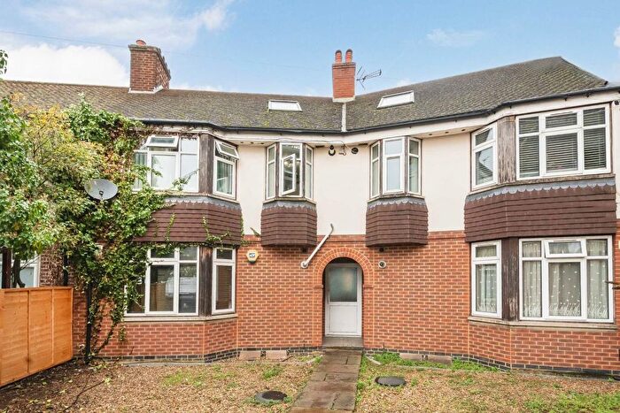 3 Bedroom Flat For Sale In Cloister Road, Acton, W3