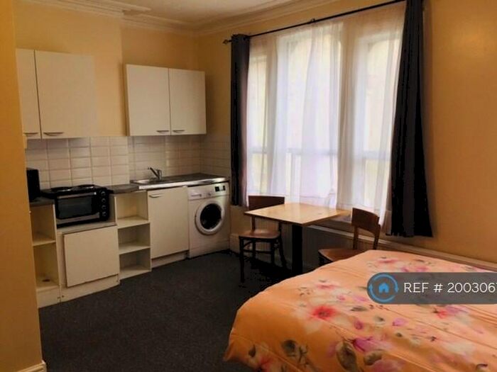 Studio To Rent In Park Ridings, London, N8