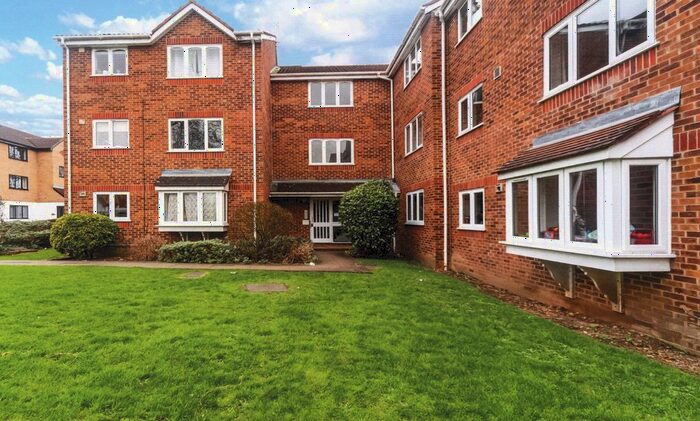 1 Bedroom Flat To Rent In Percy Gardens, Worcester Park, KT4