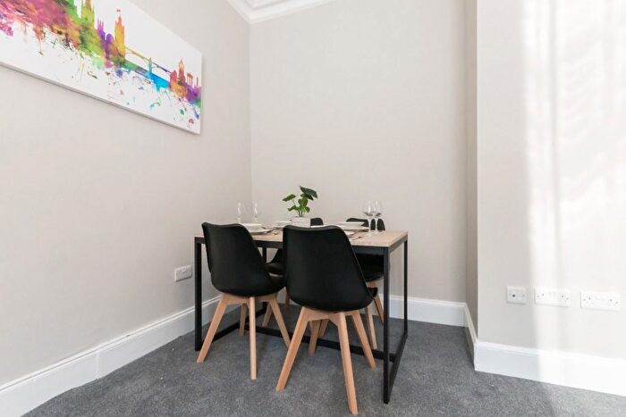 2 Bedroom Flat To Rent In Upper Grove Place, Fountainbridge, Edinburgh, EH3