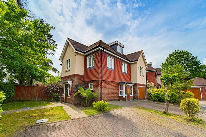 5 Bedroom Detached House For Sale In Highfield Park, Row Town, KT15