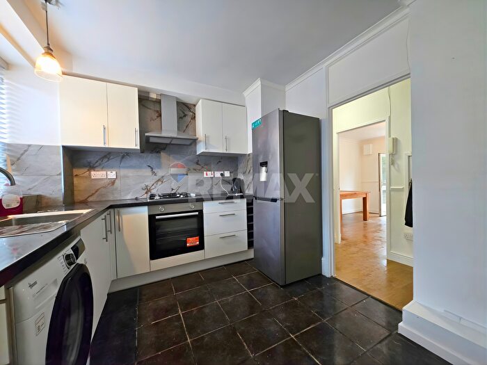 3 Bedroom Flat To Rent In Mason Close, London, E16
