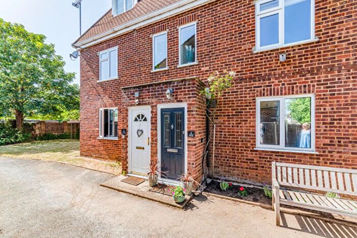 2 Bedroom Flat For Sale In - High Road, Byfleet, Surrey, KT14